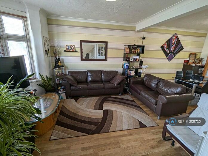 3 Bedroom End Of Terrace House To Rent In Perrymans Farm Road, Ilford, IG2