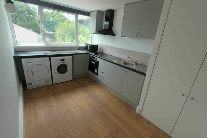 1 Bedroom Flat To Rent In Mountbatten Square - Windsor, SL4