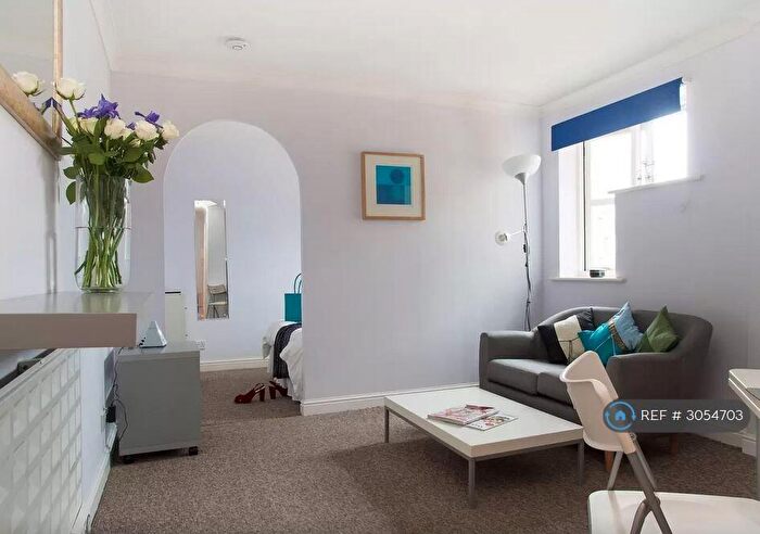 1 Bedroom Flat To Rent In Transom Close, London, SE16