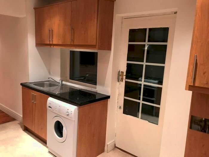 5 Bedroom Detached House For Sale In Hatton Road, Feltham, Greater London, TW14