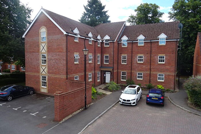 2 Bedroom Flat To Rent In Old College Road, Newbury, RG14