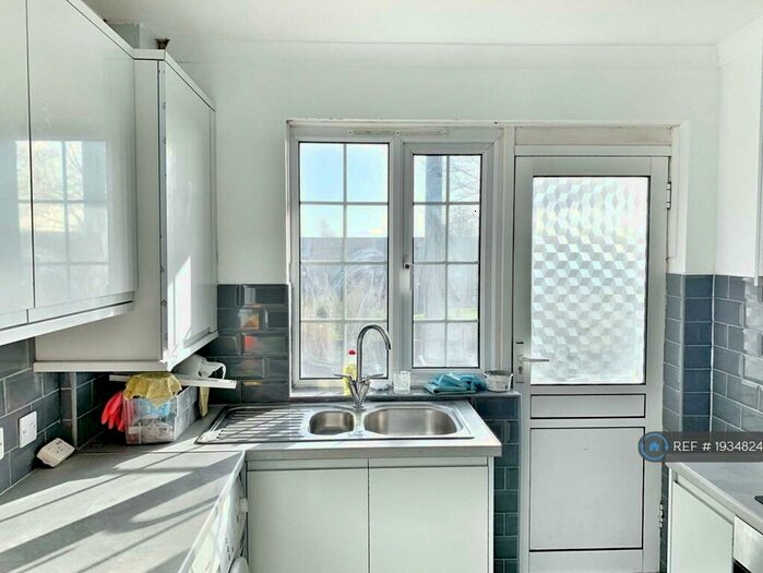 1 Bedroom Flat To Rent In Lyndhurst Court, London, E18