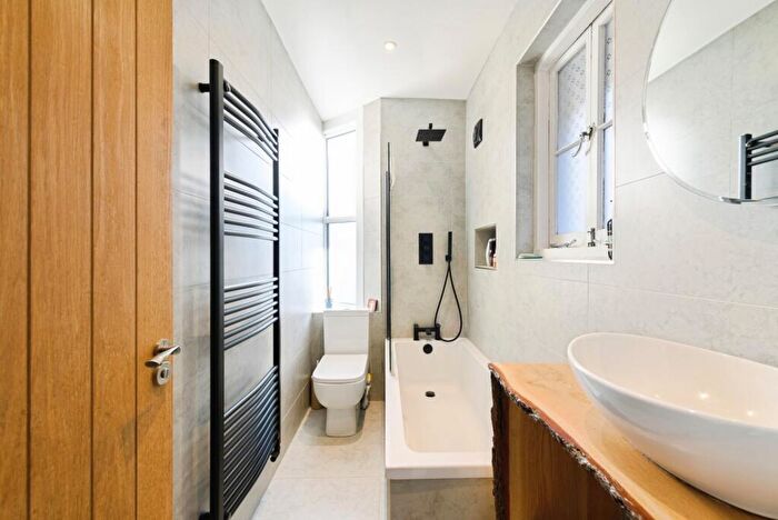 2 Bedroom Maisonette For Sale In Gatton Park Road, Redhill, Surrey, RH1