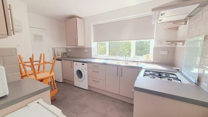2 Bedroom Flat To Rent In Forest Drive, Manor Park, E12