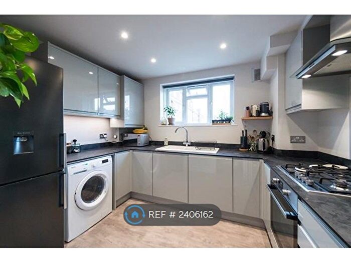 2 Bedroom Flat To Rent In Lavenham Court, London, SW11