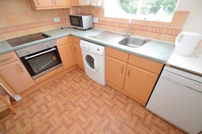 2 Bedroom Flat To Rent In Hurworth Avenue, Langley, Berkshire, SL3