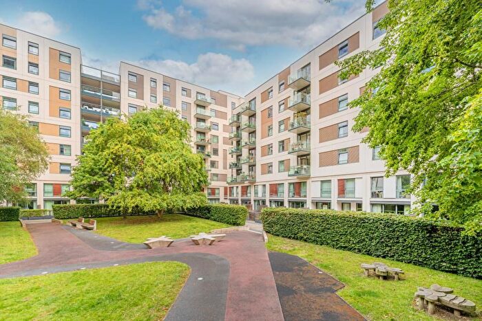 3 Bedroom Flat To Rent In Sable House, Stratford, E20