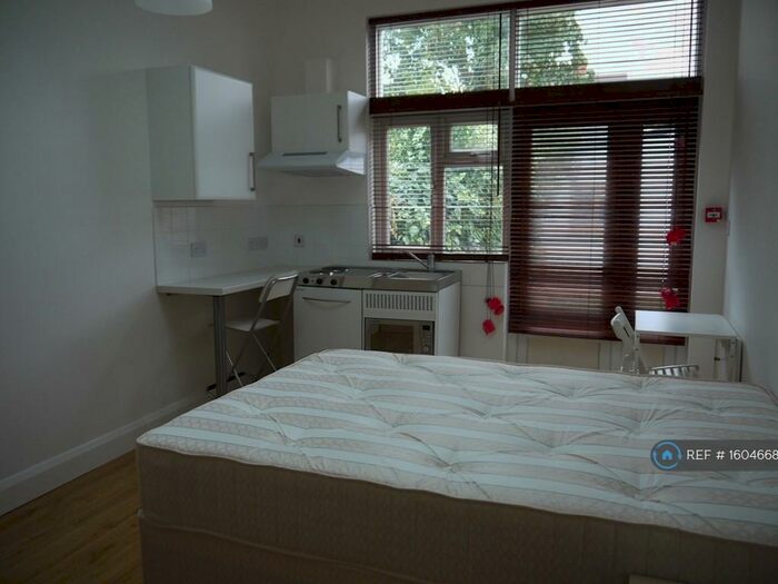 Studio To Rent In Golders Green Road, London, NW11