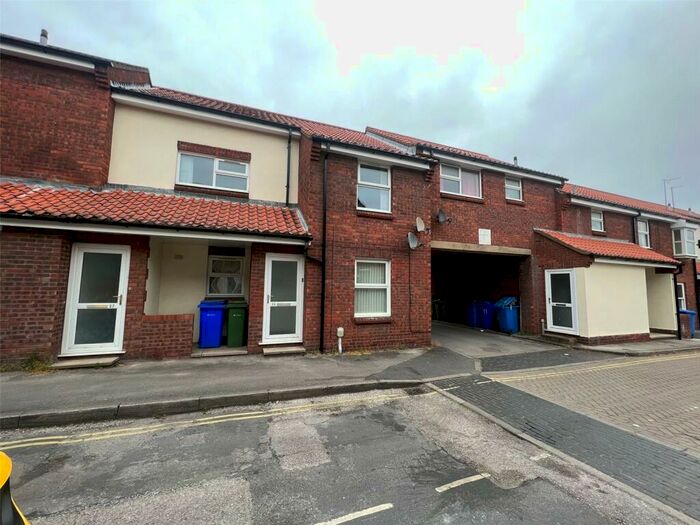 2 Bedroom Flat To Rent In Grovehill, Hessle, East Yorkshire, HU13