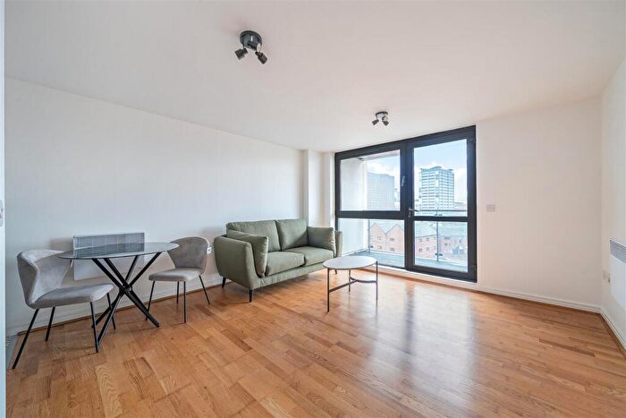 1 Bedroom Apartment To Rent In Centenary Plaza, Holliday Street, Birmingham, B1