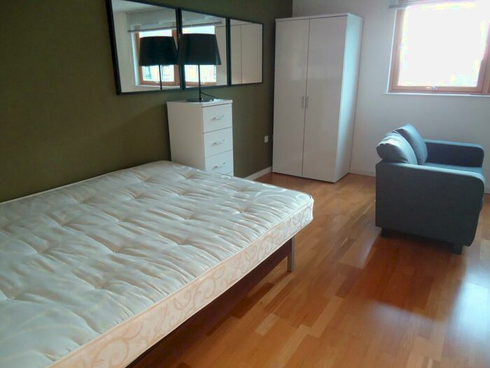 Flat To Rent In Gateway South, Marsh Lane, Leeds, LS9