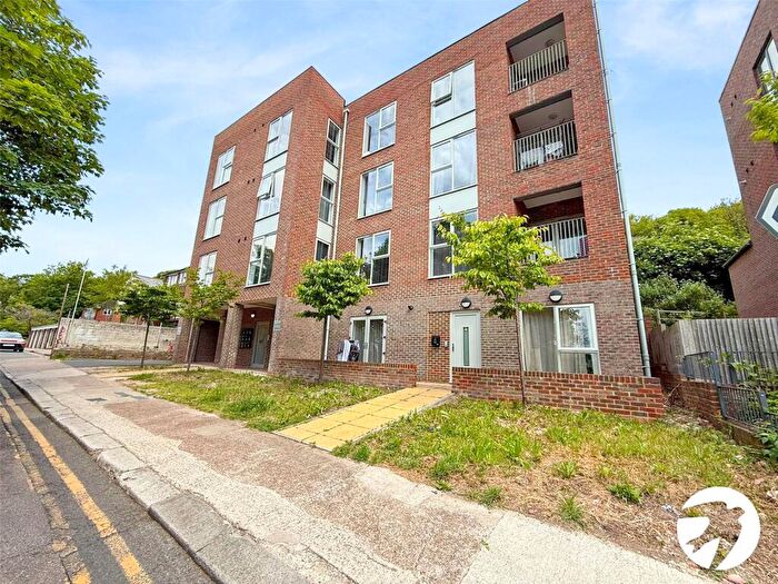 1 Bedroom Flat To Rent In Cross Street, Chatham, Kent, ME4