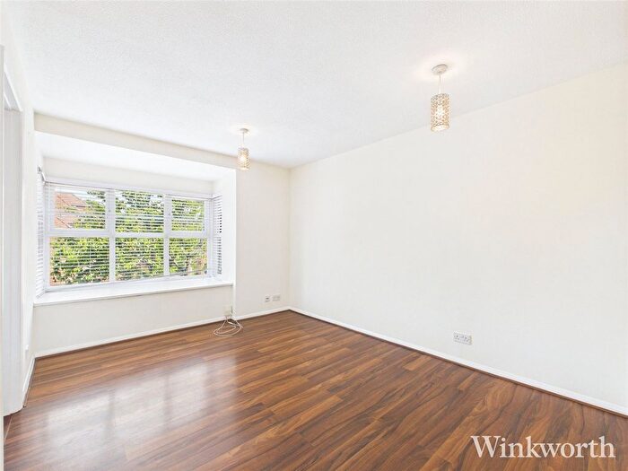 2 Bedroom Flat To Rent In Pursewardens Close, London, Uk, W13