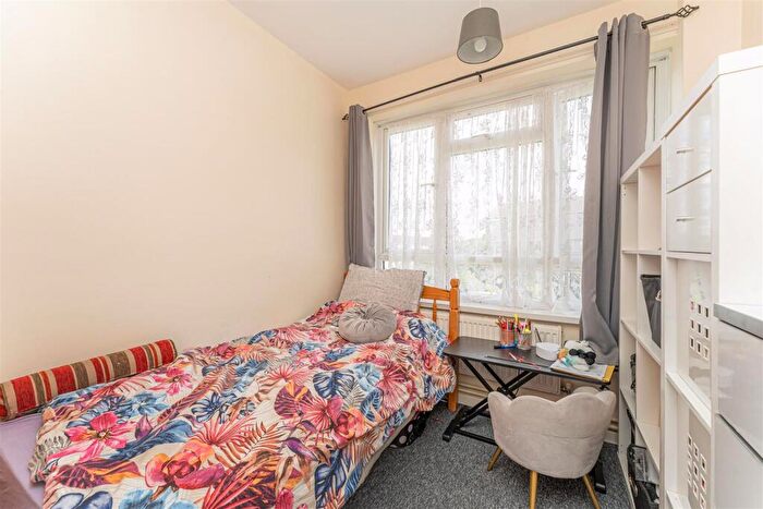 3 Bedroom Flat For Sale In Bouvier Road, Enfield, EN3