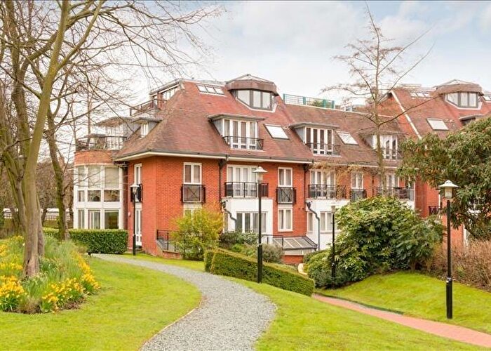 2 Bedroom Flat To Rent In Kidderpore Avenue London, NW3