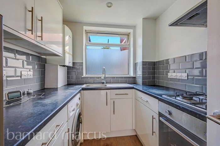 2 Bedroom Flat To Rent In Beechcroft Close, Valley Road, London, SW16