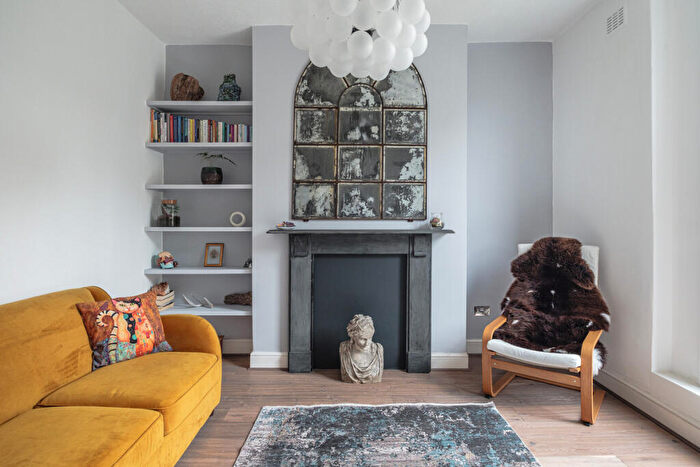 4 Bedroom Terraced House For Sale In Southgate Road, London, N1