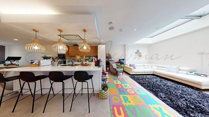 4 Bedroom Town House To Rent In Highgate Road, Kentish Town, NW5