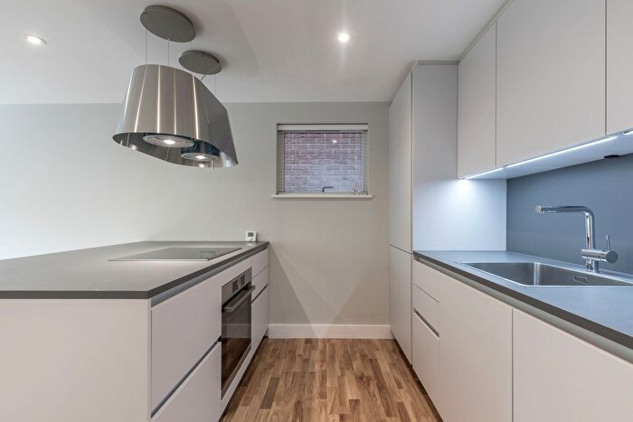 3 Bedroom Flat To Rent In Clapham Court Terrace, Kings Avenue, London, SW4