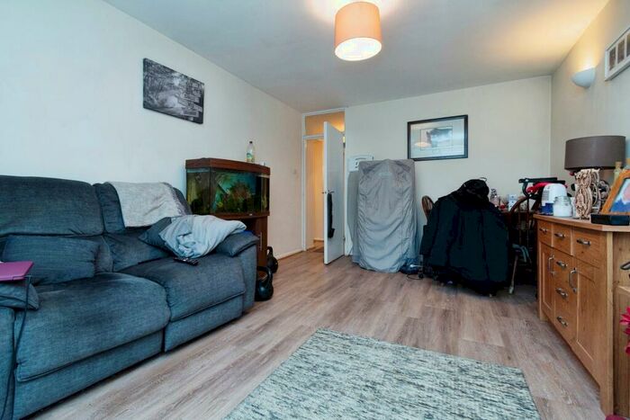 1 Bedroom Flat For Sale In Eaton Road, Sutton, SM2