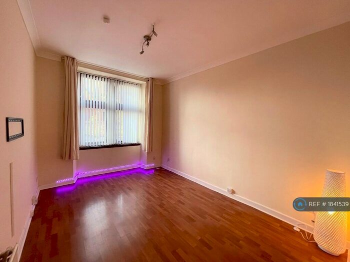 3 Bedroom Flat To Rent In Causewayside Street, Glasgow, G32
