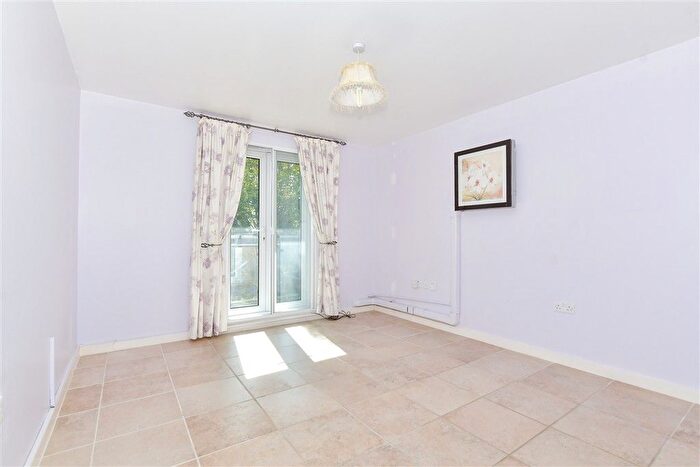 2 Bedroom Flat For Sale In Queensgate, Maidstone, Kent, ME16