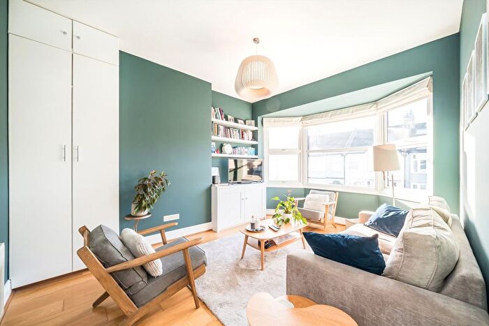 3 Bedroom Flat For Sale In Park Avenue, Tooting, CR4