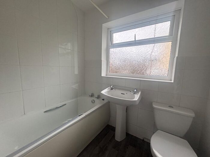 2 Bedroom Flat To Rent In Denby Dale Road East, Durkar, Wakefield, WF4