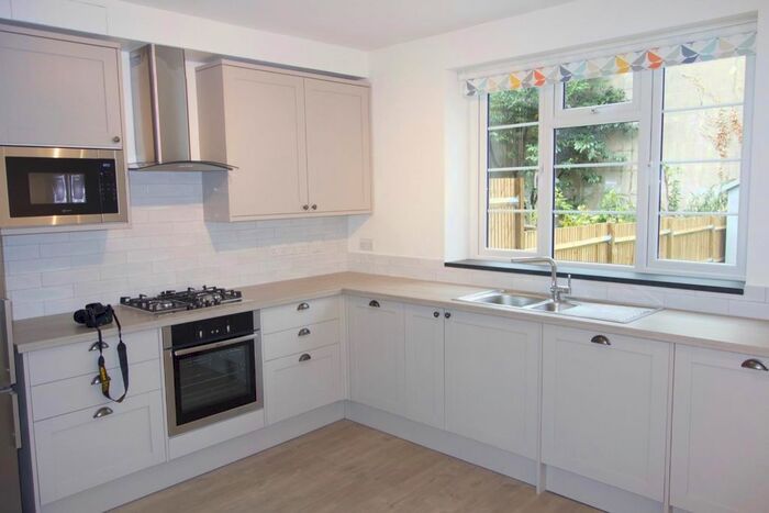 3 Bedroom Flat To Rent In Melford Road, Dulwich, SE22