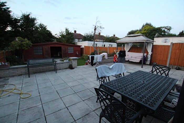 1 Bedroom Bungalow To Rent In Basildon Avenue, Ilford, Clayhall, Barkingside, Ig6