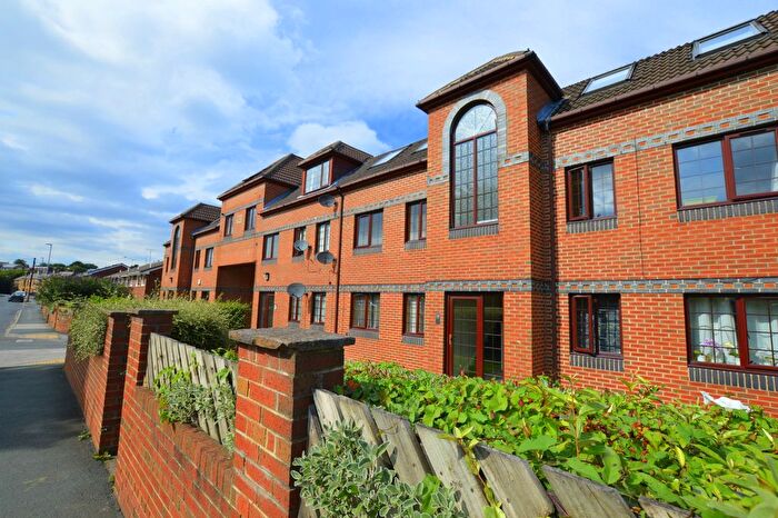 2 Bedroom Flat To Rent In Hanover Court, Leeds, LS27