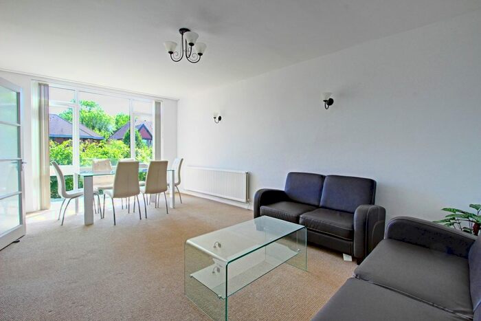 2 Bedroom Flat To Rent In Garden Court, Holden Road, Woodside Park, London, N12