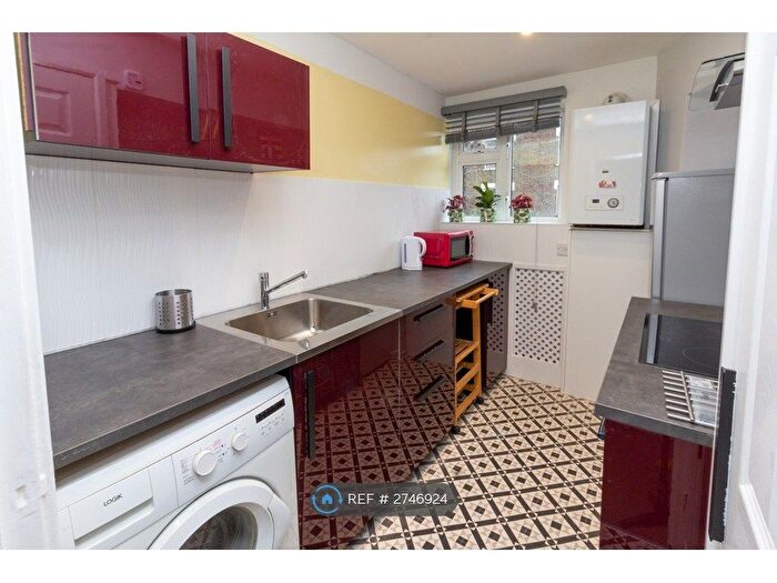 2 Bedroom Flat To Rent In East Street, London, SE17