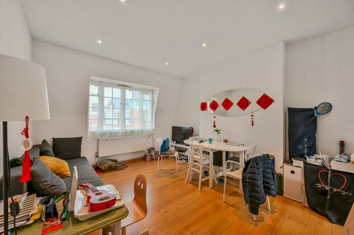 3 Bedroom Flat To Rent In Upper Street, Angel, London, N1