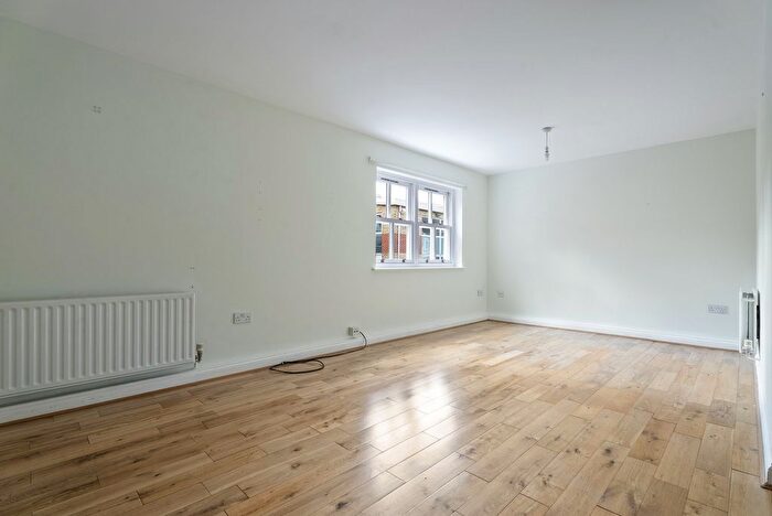 2 Bedroom Flat To Rent In Creswick Road, London, W3