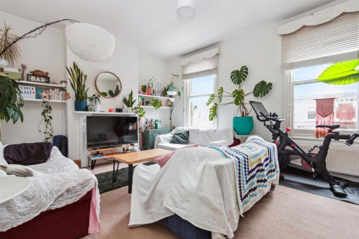 3 Bedroom Flat To Rent In Lavender Hill, London, SW11