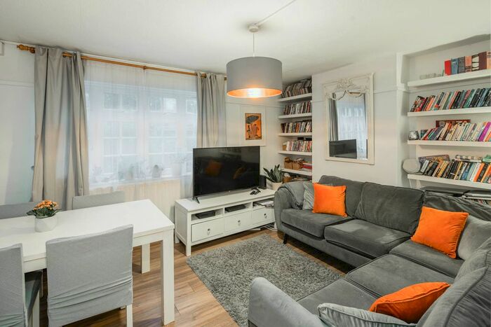 2 Bedroom Flat To Rent In Sunray Avenue, London, SE24