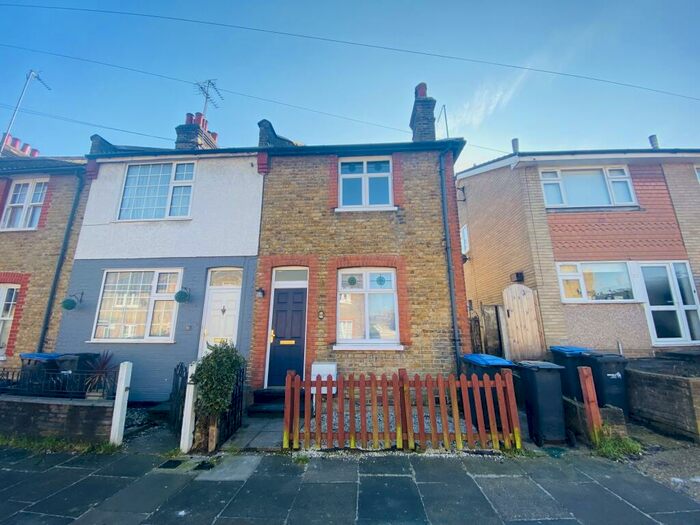 2 Bedroom House To Rent In Hillside Grove, Southgate, N14