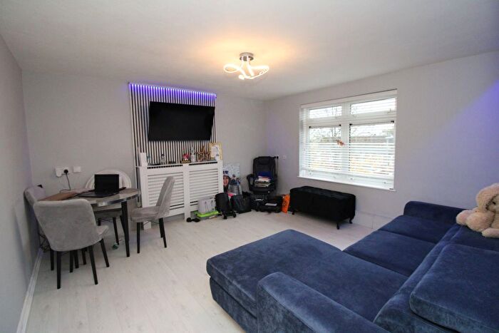 2 Bedroom Flat To Rent In Denham Close, Luton, LU3