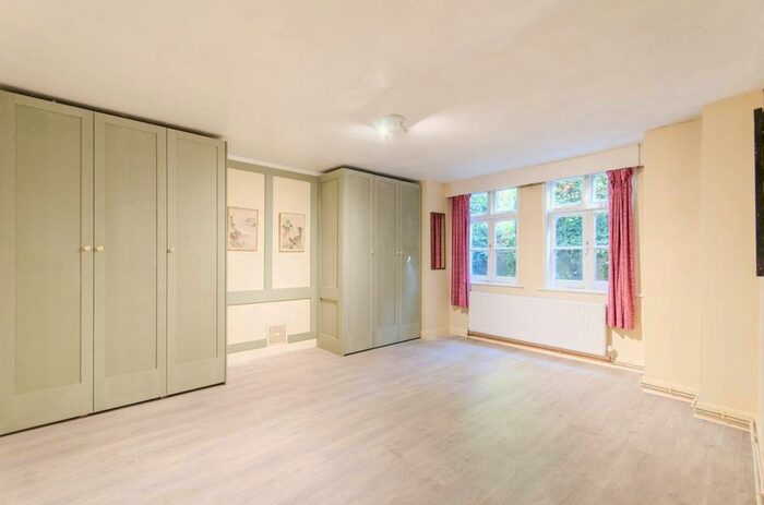 1 Bedroom Flat To Rent In The Drive, West Wimbledon, London, SW20