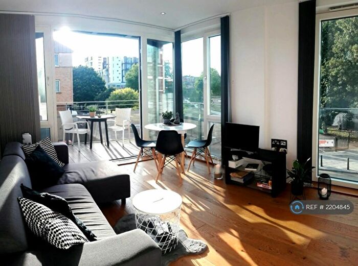 2 Bedroom Flat To Rent In Lee Street, London, E8