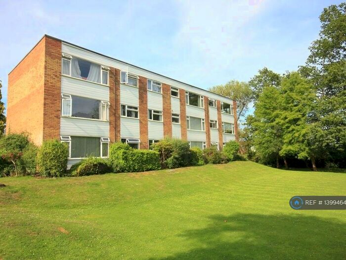 2 Bedroom Flat To Rent In Claremont Avenue, Surrey, GU22