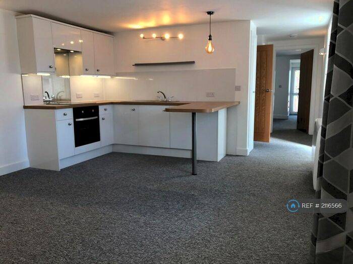 2 Bedroom Flat To Rent In Lloyds Terrace, Newcastle Emlyn, SA38