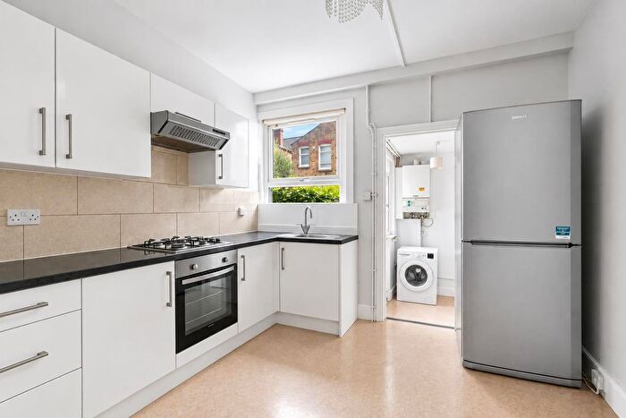 2 Bedroom Flat To Rent In Idlecombe Road, London, SW17