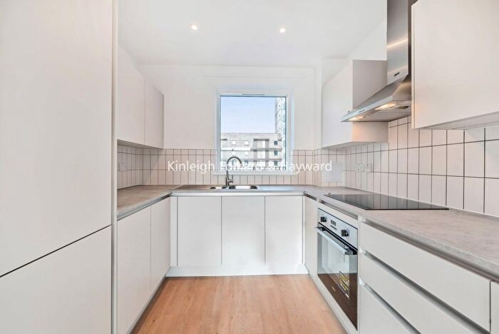 3 Bedroom Flat To Rent In Tide Street, Barking, IG11
