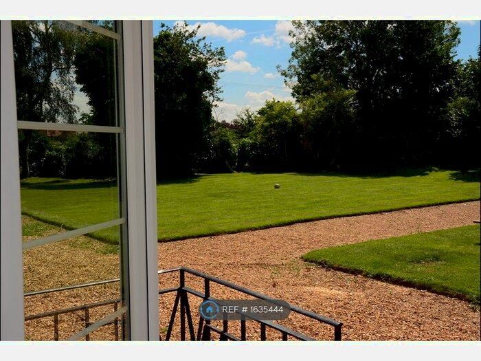 2 Bedroom Flat To Rent In Eastway, Epsom, KT19