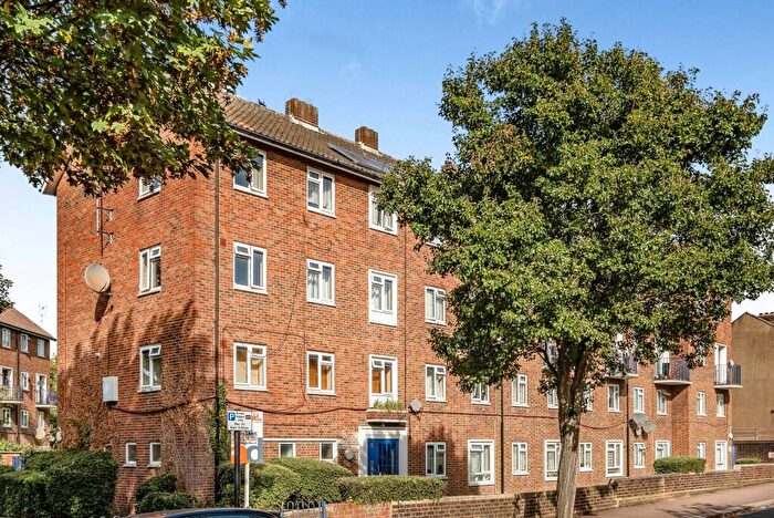 3 Bedroom Flat For Sale In Livingstone Court, Leyton, London, E10