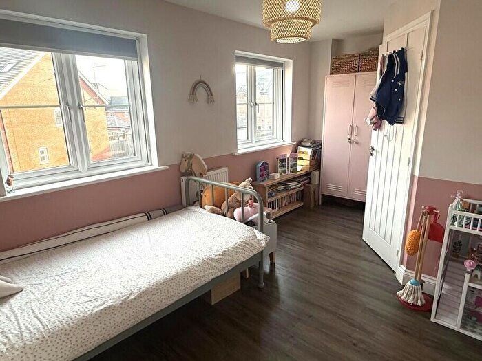 3 Bedroom End Of Terrace House For Sale In Forest Road, Woodley, Reading, Berkshire, RG5