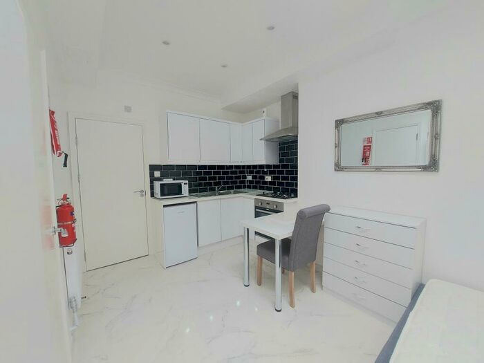 Flat To Rent In Chingford Mount Road, Chingford, E4