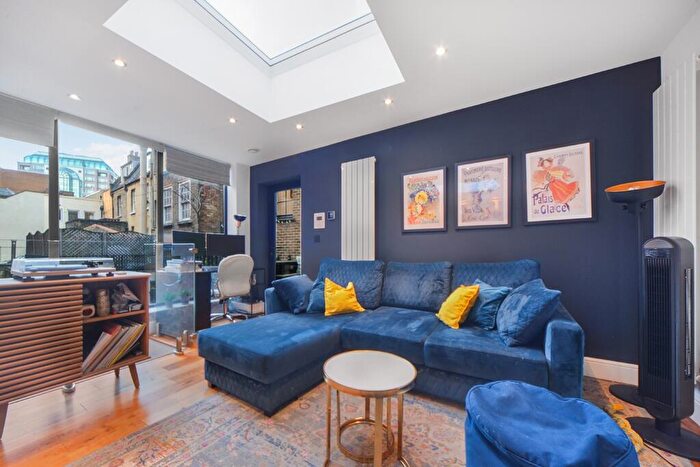 1 Bedroom Flat To Rent In Armoury Court, Artillery Lane, E1